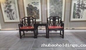 房间里有桌子和椅子
描述已自动生成