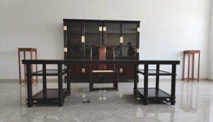 房间里有桌子和椅子
中度可信度描述已自动生成